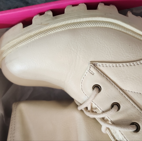 ☆Shoedazzle Balan Cream Lug Sole Flat Lace Up Boot☆ - Picture 5 of 5
